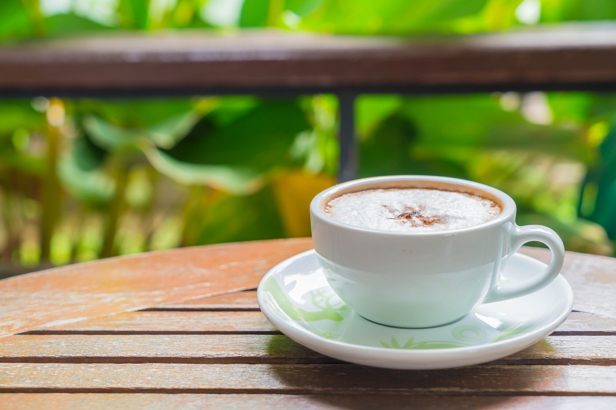 Taza de café colombiano sobre mesa rústica